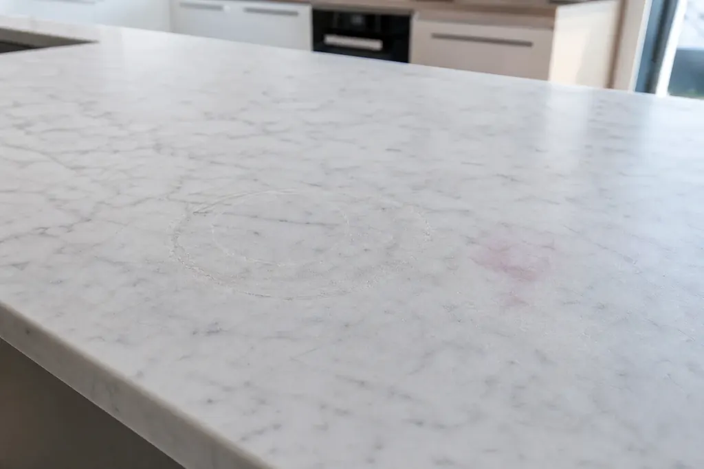 Marmor mit Ätzring und Verfärbung – KI-Beispielvisualisierung