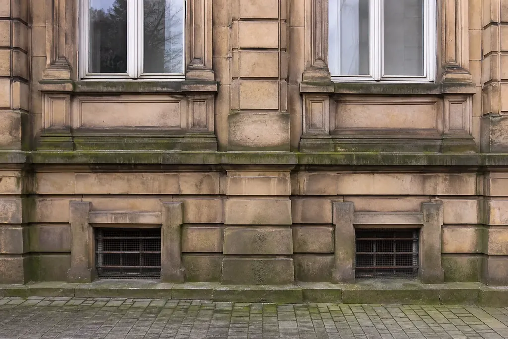 Fassade mit Algen und Ablagerungen – KI-Beispielvisualisierung