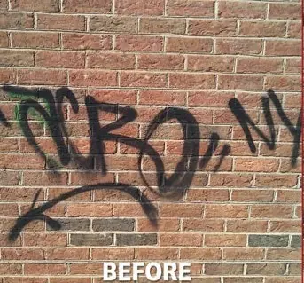 Vorher: Graffiti auf einer Klinkerfassade